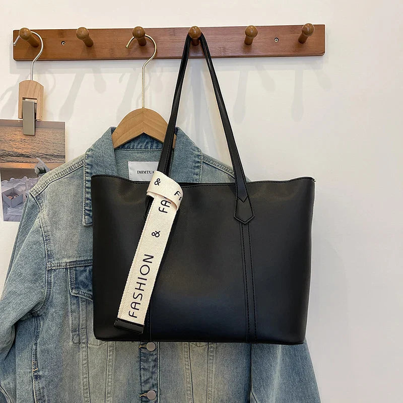 Glamour | Umhängetasche Damen - Elegante Crossbody Bag aus Kunstleder in Schwarz 1
