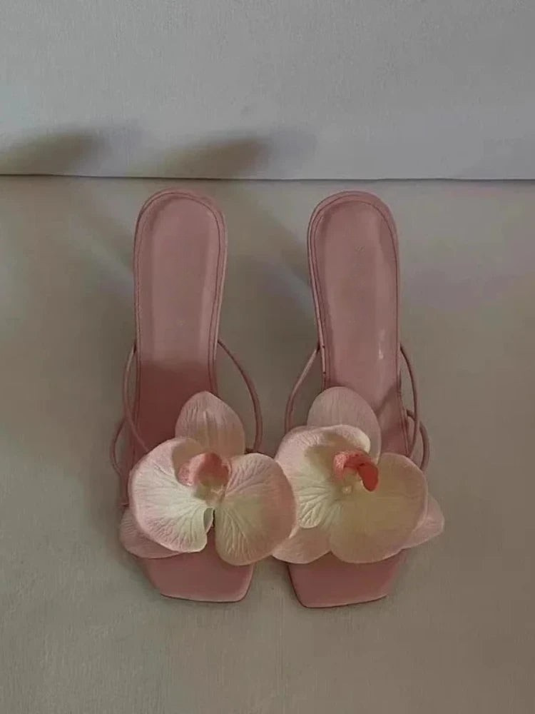 Luna | Bequeme Absatzschuhe Damen mit Blumendetails und Riemchen Design-1
